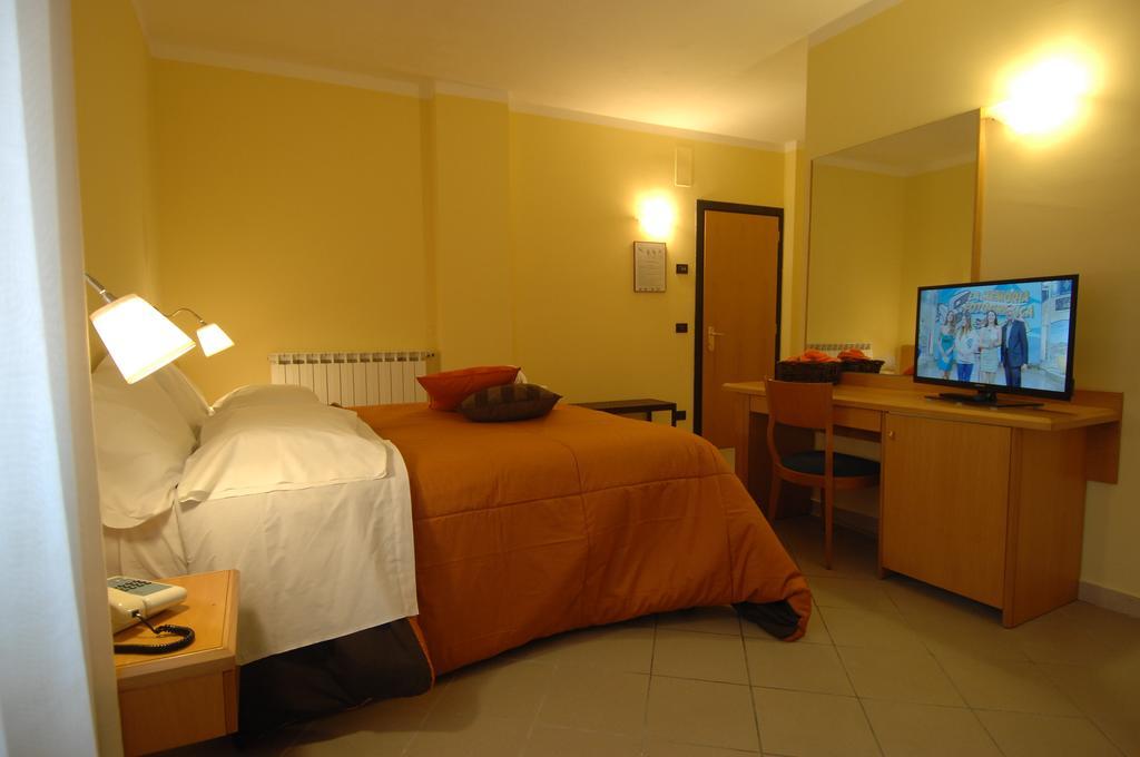 Hotel Arimannia كارامانيكو تيرمي الغرفة الصورة